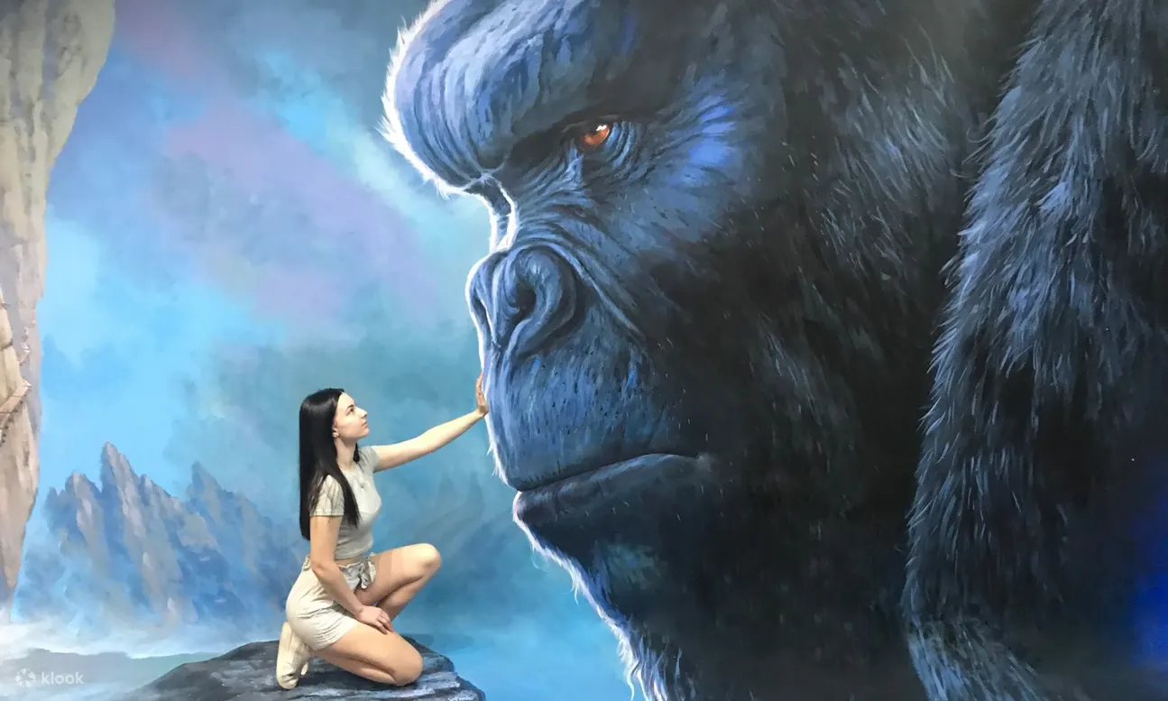 少女摸臉金剛畫