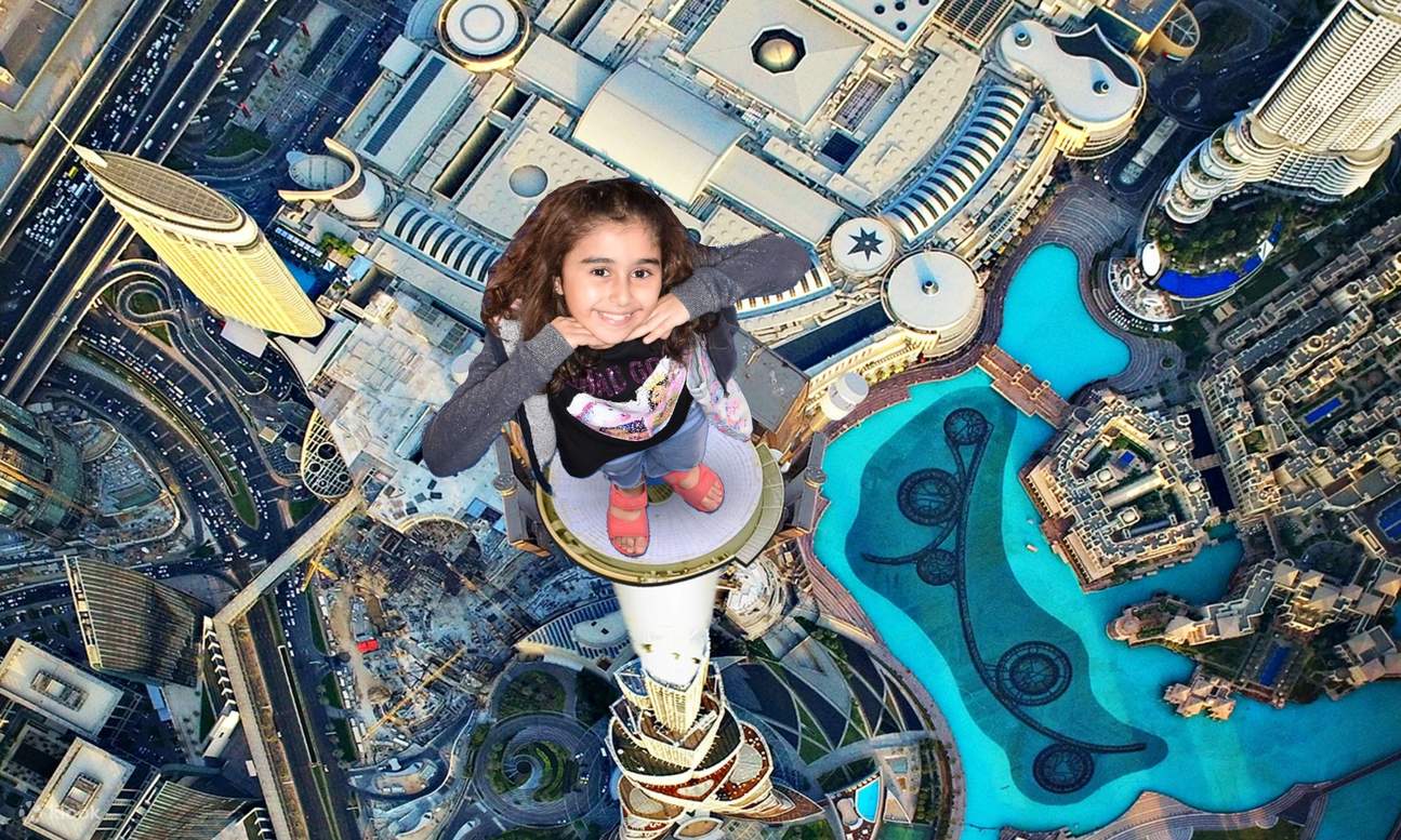 Jeune fille posant dans l'espace photo du Burj Khalifa