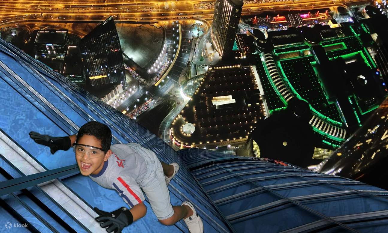 Jeune garçon posant dans la zone photo du Burj Khalifa