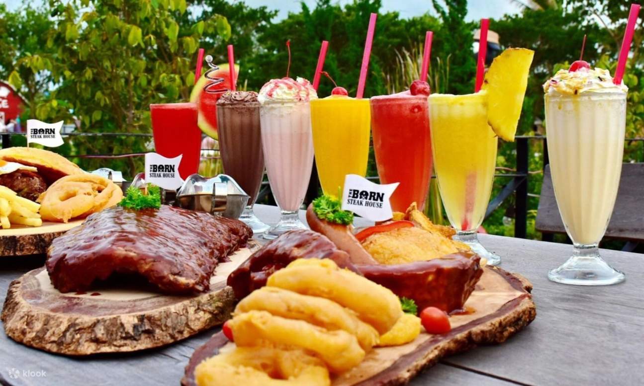 một bàn đầy thức ăn