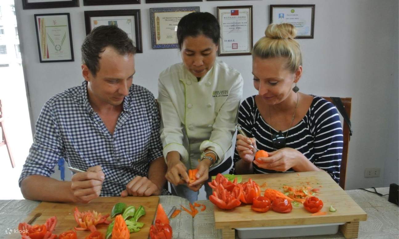 태국 조각가가 남자와 여자에게 조각을 가르치는 모습