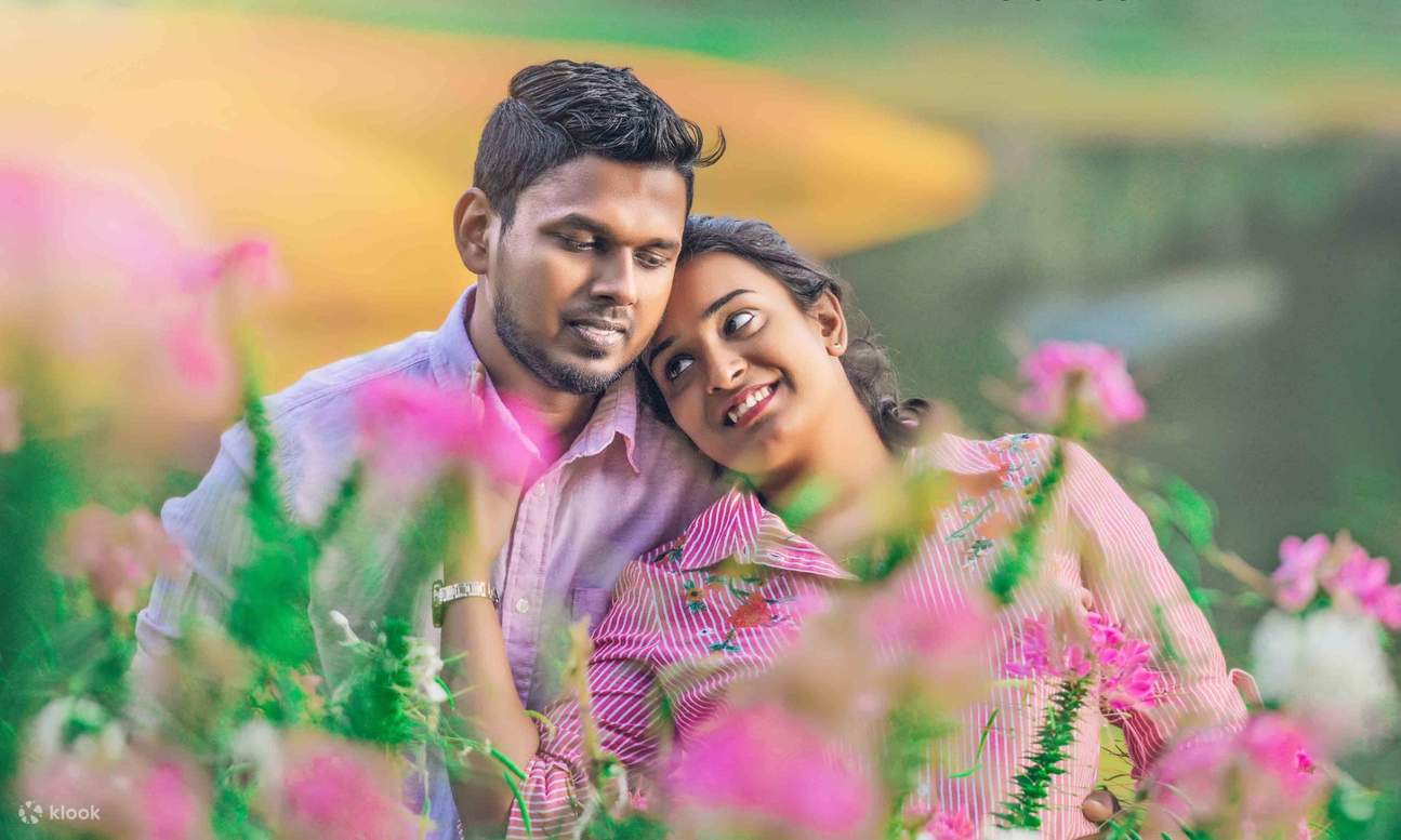 ヌワラエリヤで写真撮影をしている婚約中のカップル