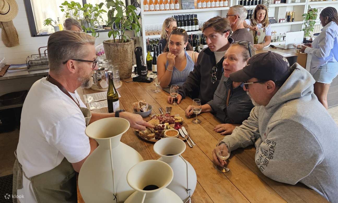 Excursion en petit groupe sur l'île Phillip, avec repas gastronomique, dégustation de vins et observation de la parade des pingouins au départ de Mel