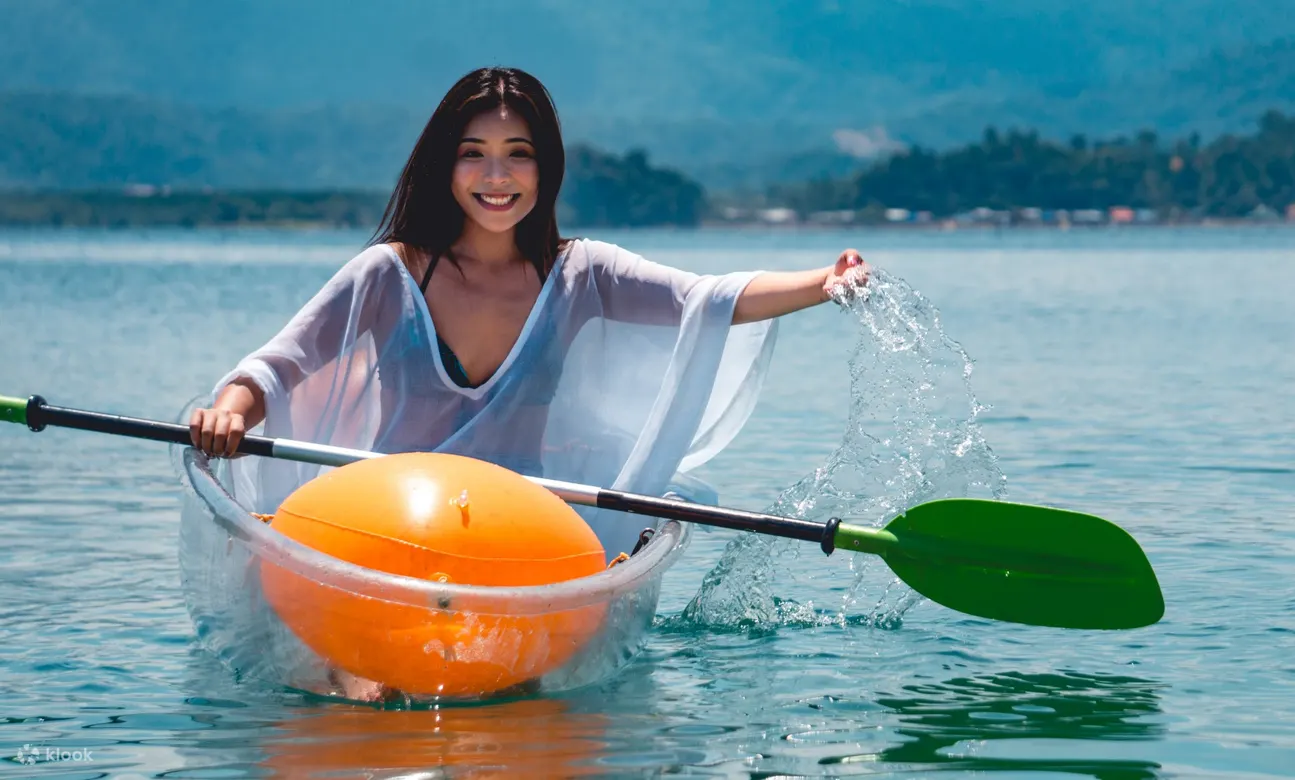 在迪纳湾岛乘船游览