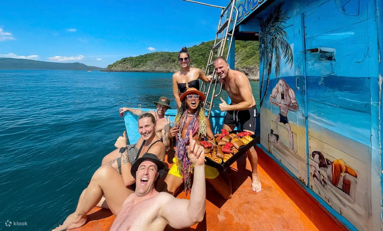 người đàn ông đang chèo thuyền kayak