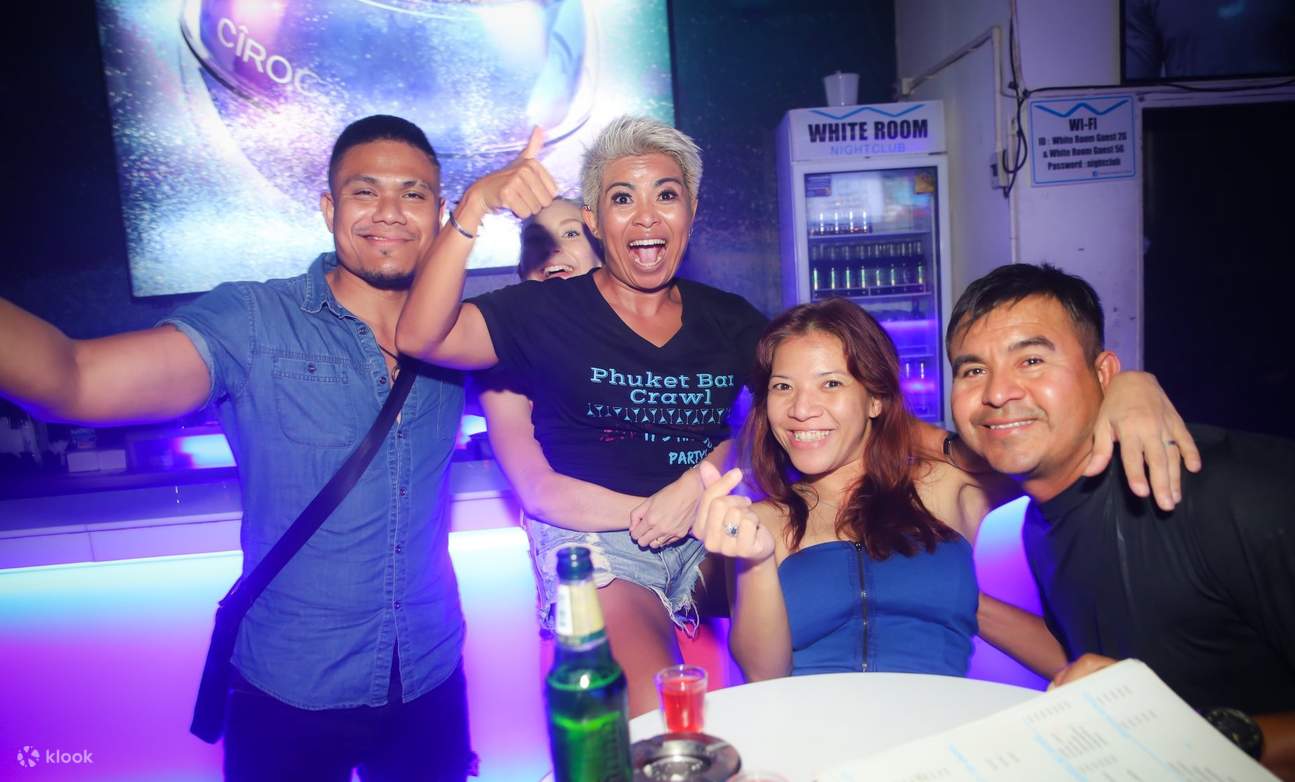 wisatawan menikmati aktivitas pub crawl di Thailand