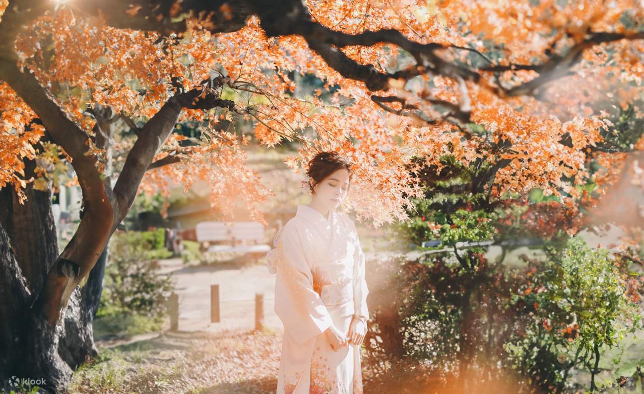 2 women wearing kimono