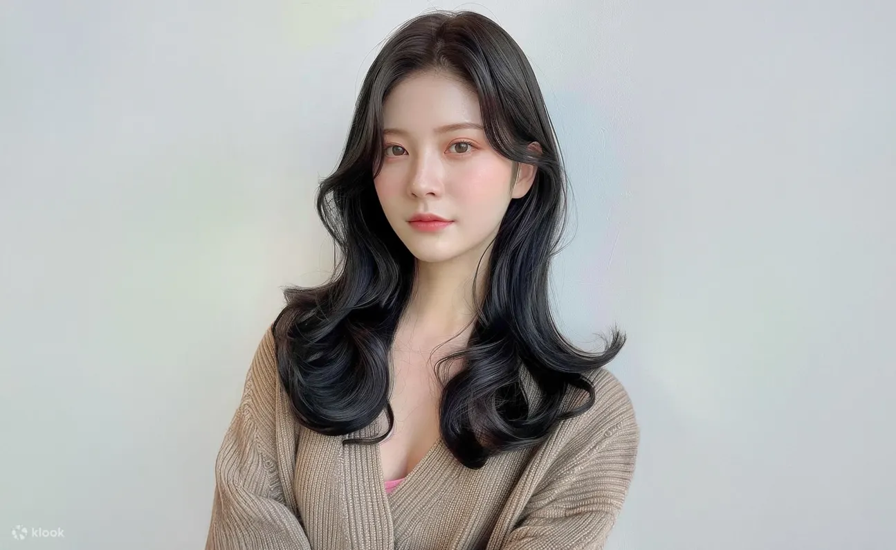 浪漫蓬松波浪卷发，搭配修饰脸型的层次感。这款迷人的波浪卷发融合了C字卷和S字卷，增加了弹力、蓬松感和优雅感。柔和的修饰脸型层次感打造精致的轮廓，完美凸显您的面部特征。