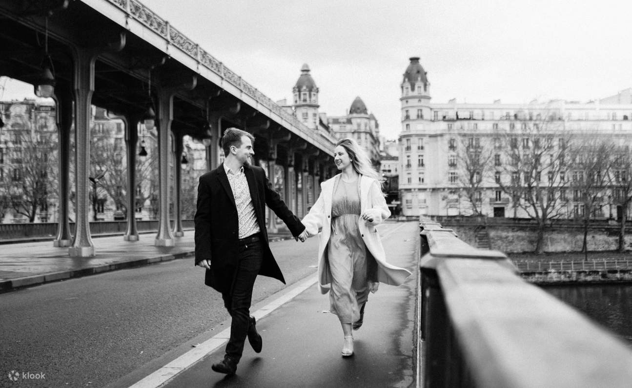 ช่างภาพมืออาชีพในปารีส - บริการถ่ายภาพรอบ หอไอเฟล