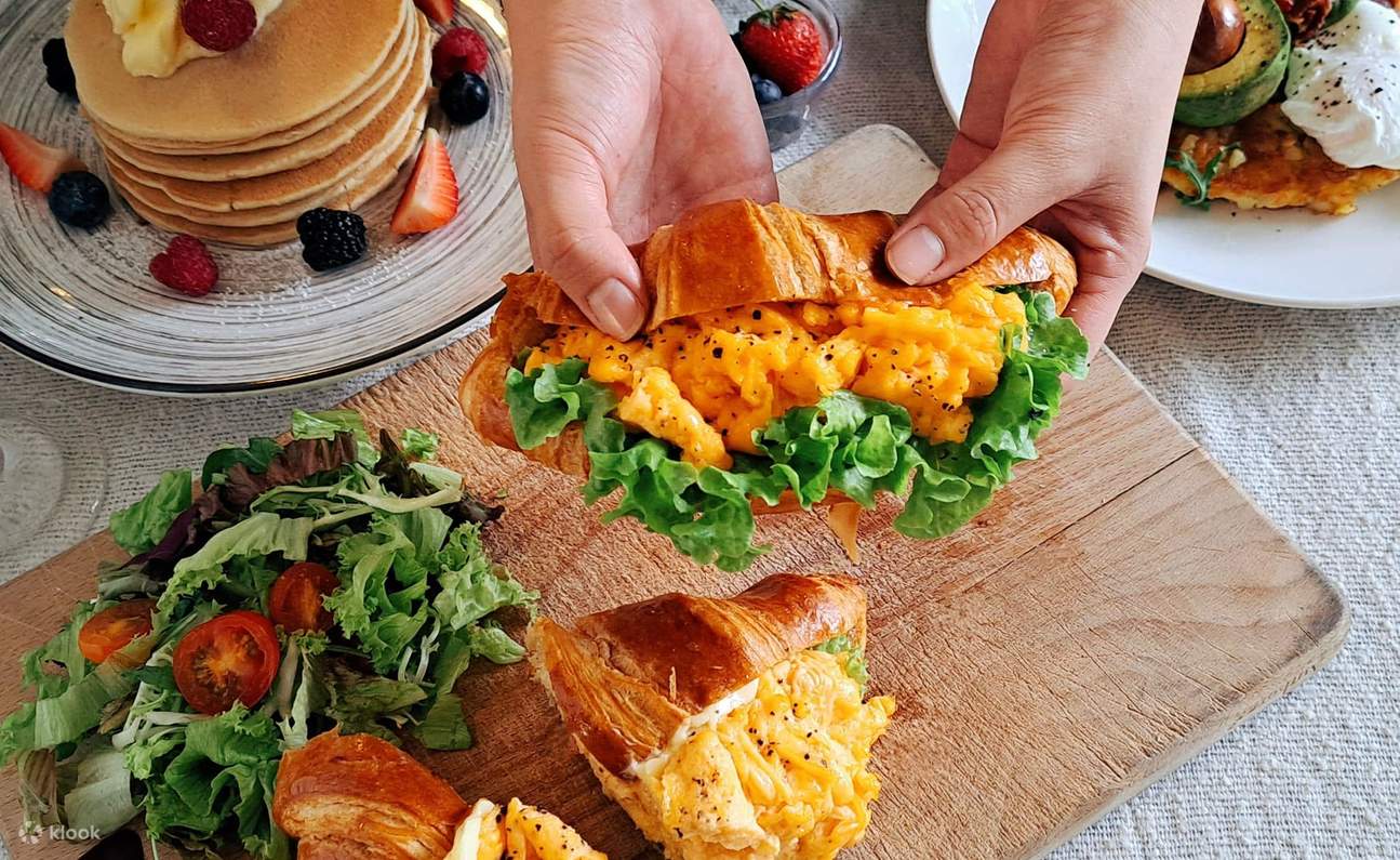 memo cafe studio m hotel makan makanan brunch