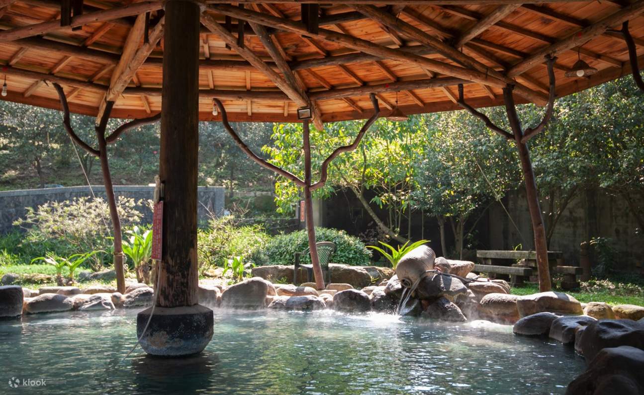 Kolam renang luar ruangan Green Peak Holiday Villa