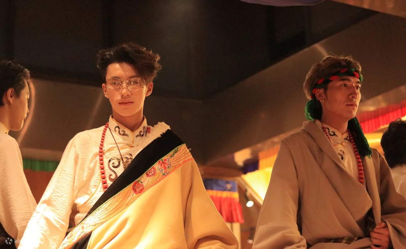 Without contrived commercialism, only the genuine warmth and hospitality of the locals; sip highland barley wine with a pleasant buzz, and look up to see a sky full of stars – this is what the nights in Western Sichuan should be like.