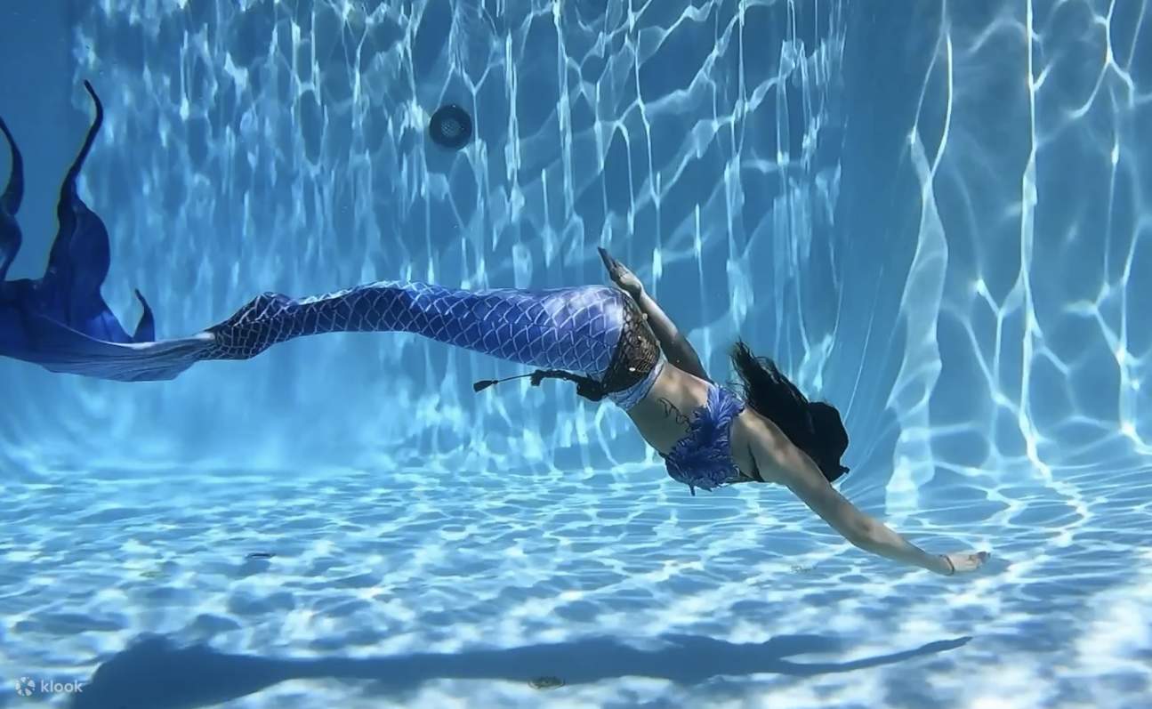 una sirena con cola azul