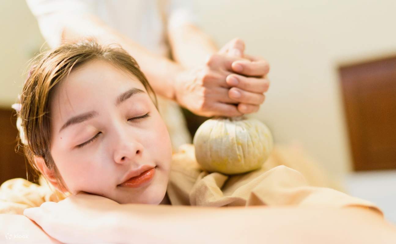 pelancong menikmati urutan di thailand