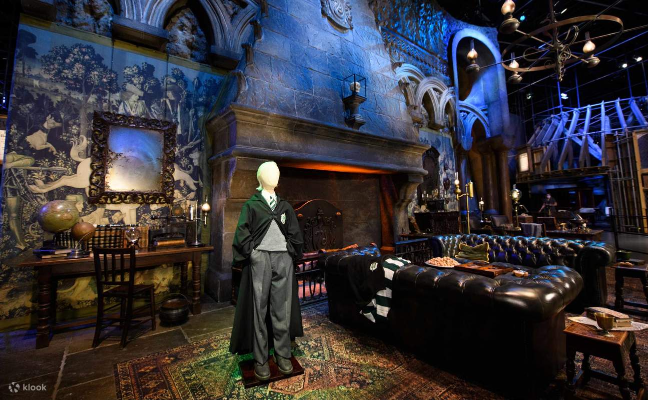 La sala común de los chicos de Slytherin con las túnicas de Draco Malfoy