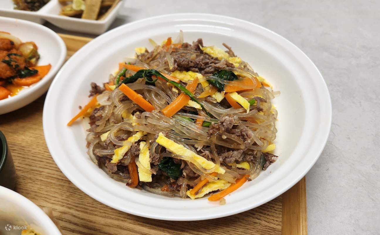 Japchae (Déjeuner) : Nouilles de verre sautées aux légumes