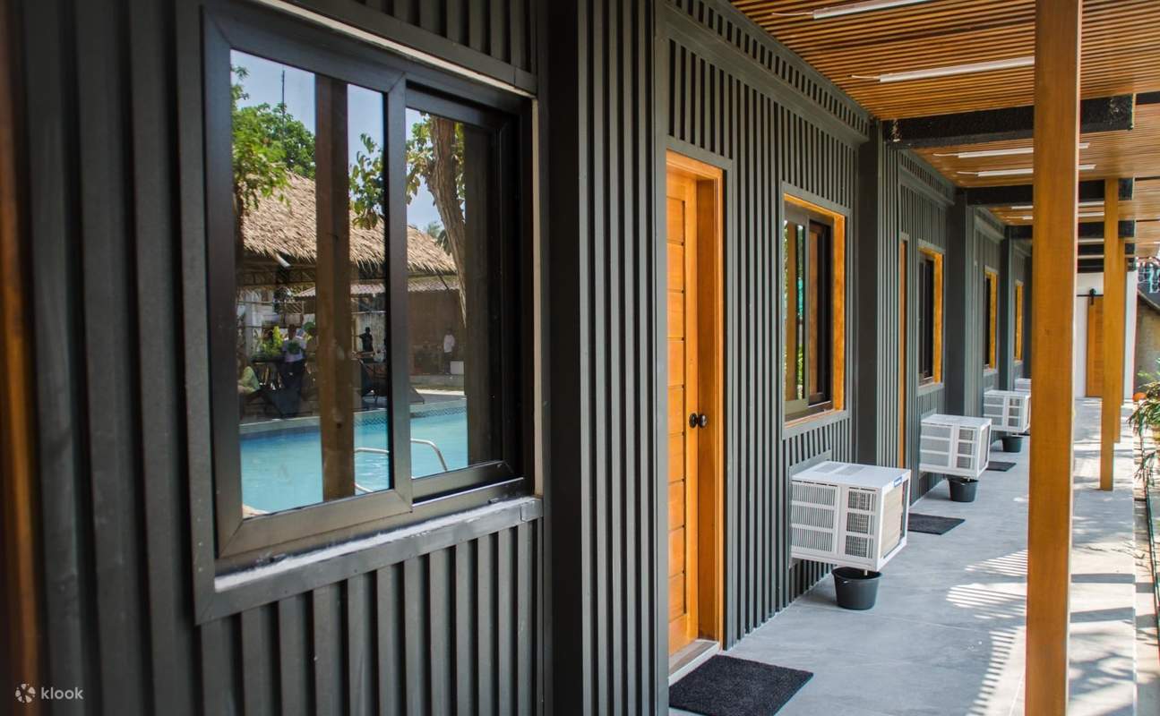 một tòa nhà có một dãy cửa sổ, mang đến cái nhìn thoáng qua vào bên trong nó