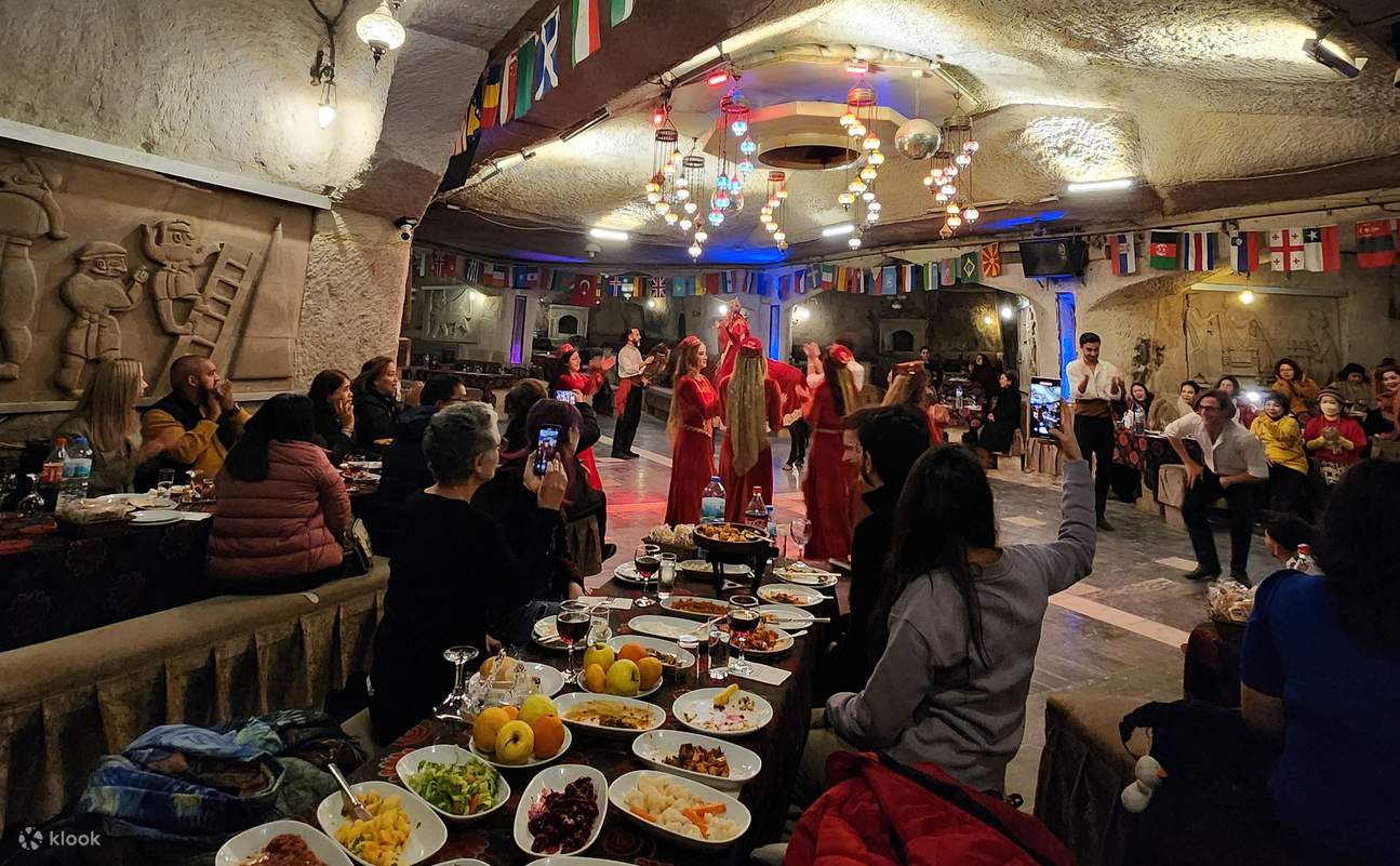 卡帕多西亚洞穴餐厅的土耳其之夜