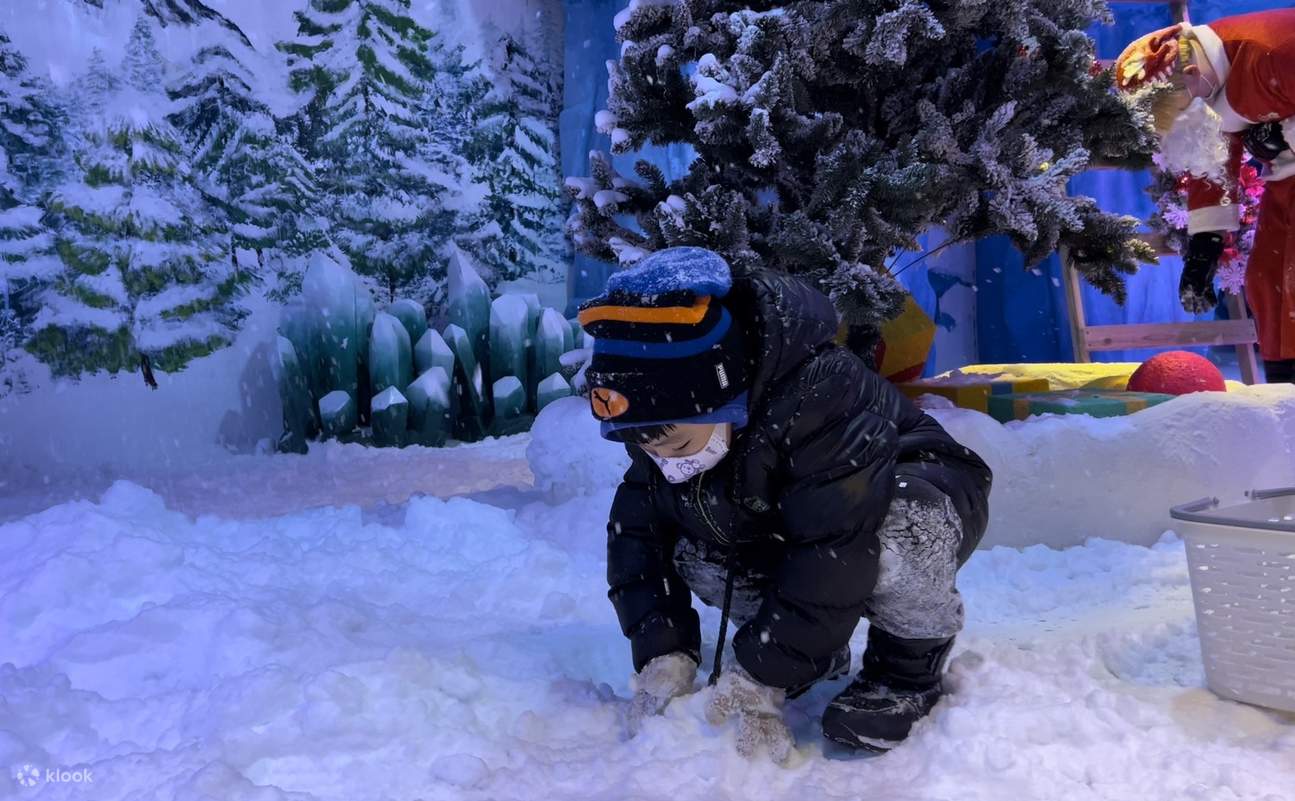 “Taman Ajaib Ais dan Salji” seluas 400-ping, menampilkan pemandangan hutan Nordik bersuhu -10 darjah Celsius, salji buatan, kereta bumper ais, kereta luncur dan pelbagai adegan bersalji lain, seolah-olah anda berada dalam dunia fantasi yang dilitupi salji