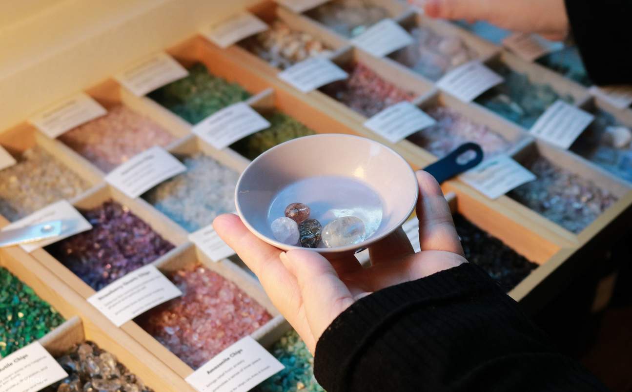 Selecciona un cristal que te atraiga; cada uno tiene su propia energía, listo para infundir tu vela con propósito e intención.