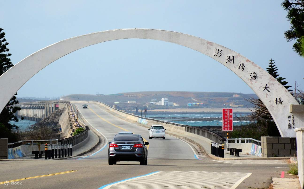 coche alejándose a toda velocidad en la carretera
