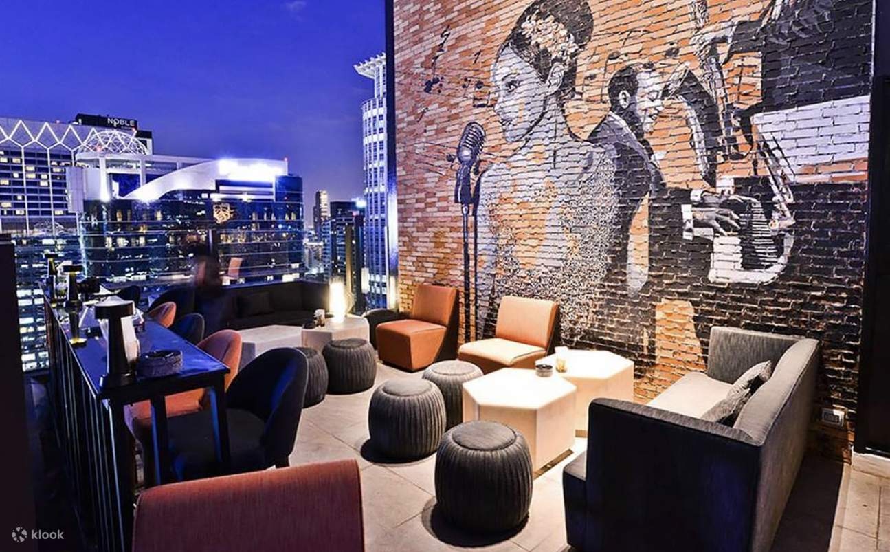 Bar atap CHAR di Hotel Indigo Bangkok