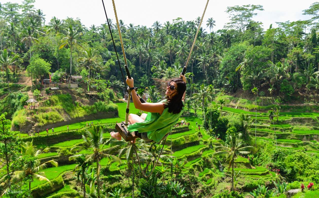 Touriste sur une balançoire