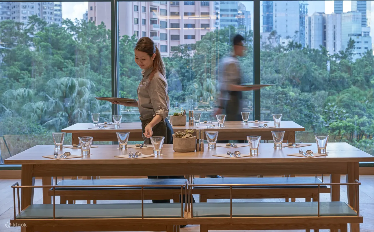 café bar on 8