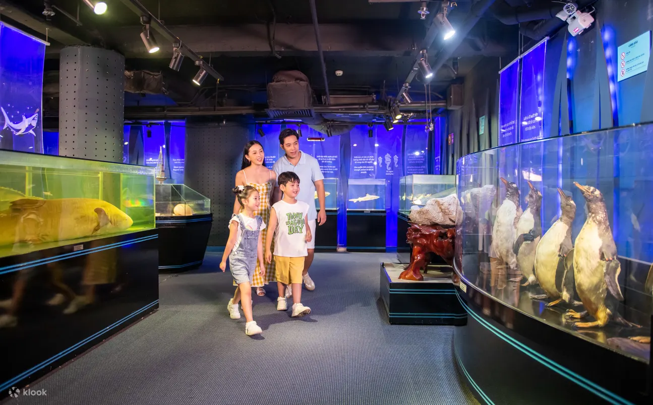 一家人在珍珠水族馆