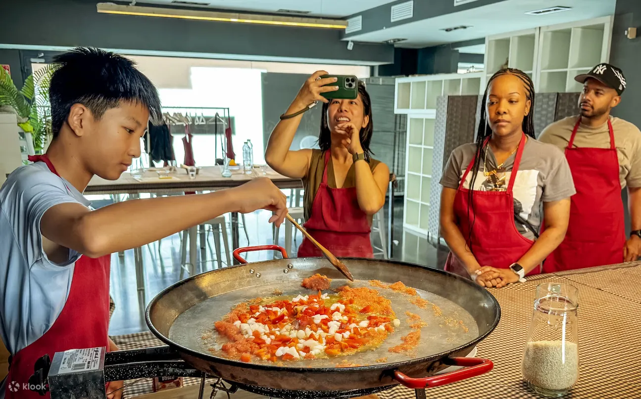 巴塞罗那：Paella Maestro 海鲜饭配西班牙小吃和桑格利亚酒