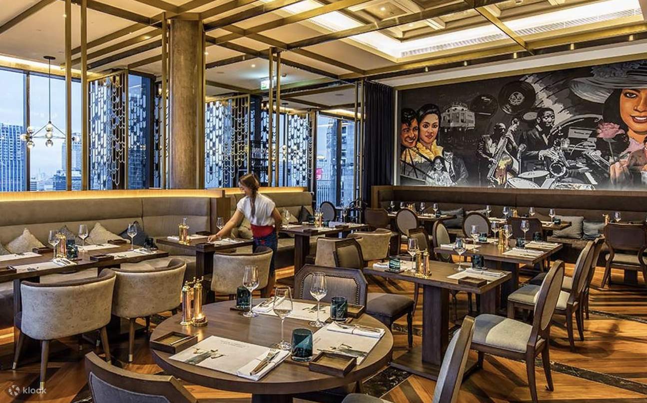 Bar atap CHAR di Hotel Indigo Bangkok