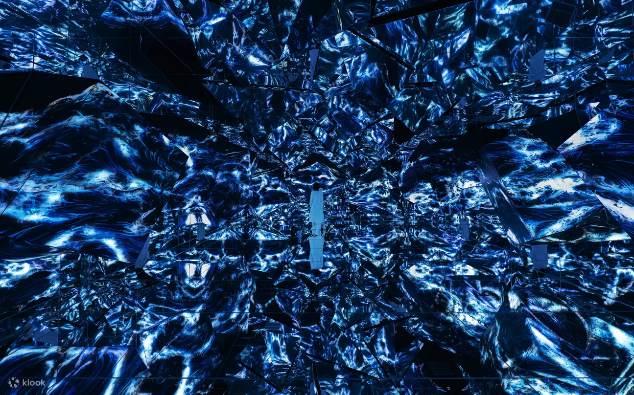 teamLab 无界美术馆《巨石群水晶的形成》