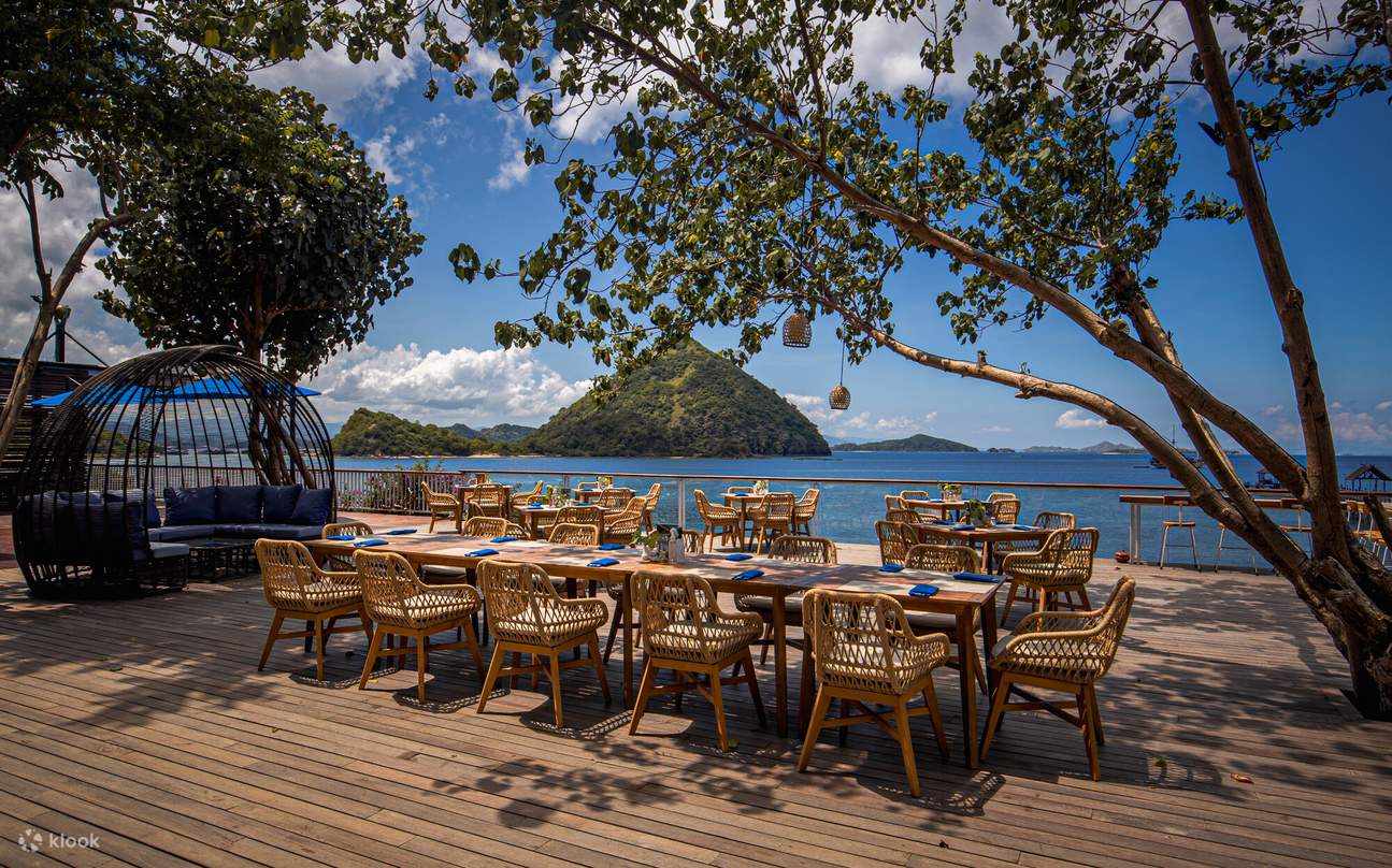 makan di luar dengan pemandangan