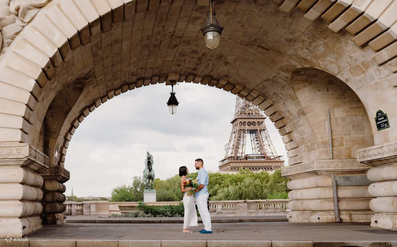 ช่างภาพมืออาชีพในปารีส - บริการถ่ายภาพรอบ หอไอเฟล
