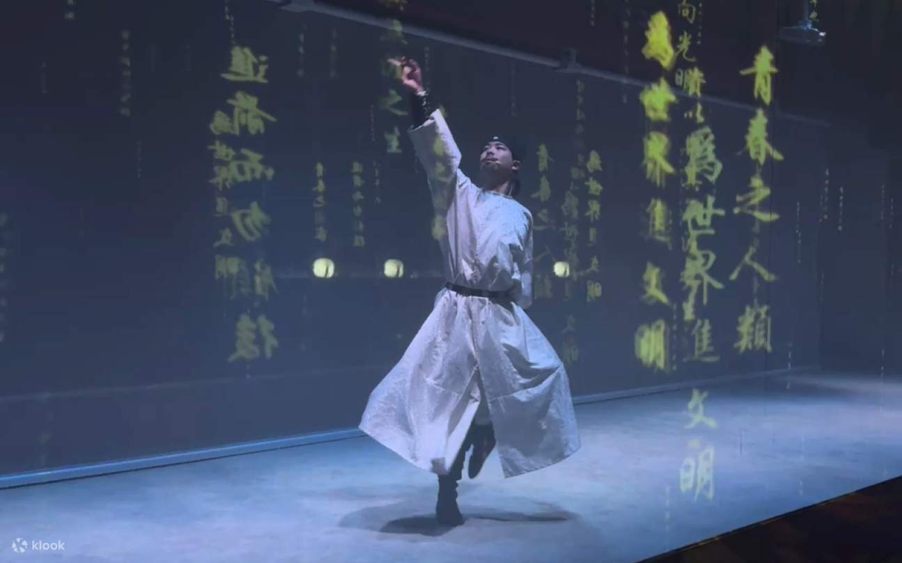 这种 “视觉 + 听觉 + 场景” 的多维融合，让表演不再局限于舞台，而是覆盖整个宴厅，沉浸式体验感直接拉满