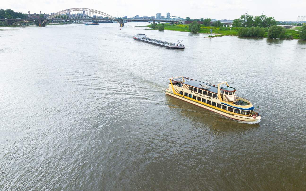 魅力的な川の生活を体験し、楽しいパンケーキクルーズの冒険にぴったりの背景です