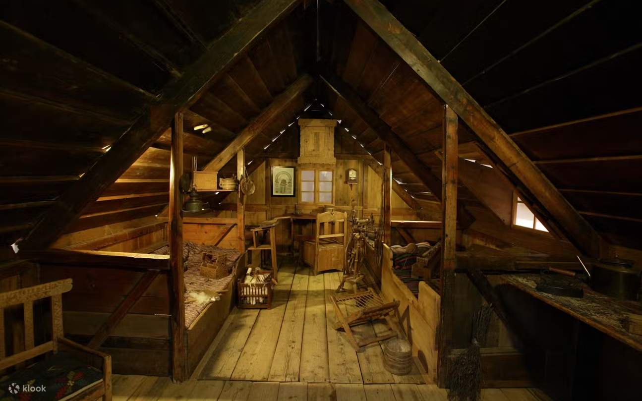 アイスランド国立博物館で、アイスランドの遺産や工芸品を展示した中世の屋根裏部屋を再現した空間を探索