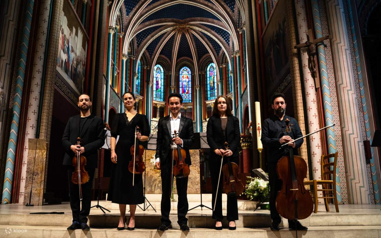 Découvrez l'élégance intemporelle au son de musiciens talentueux interprétant des classiques émouvants dans le cadre époustouflant d'une cathédrale historique.