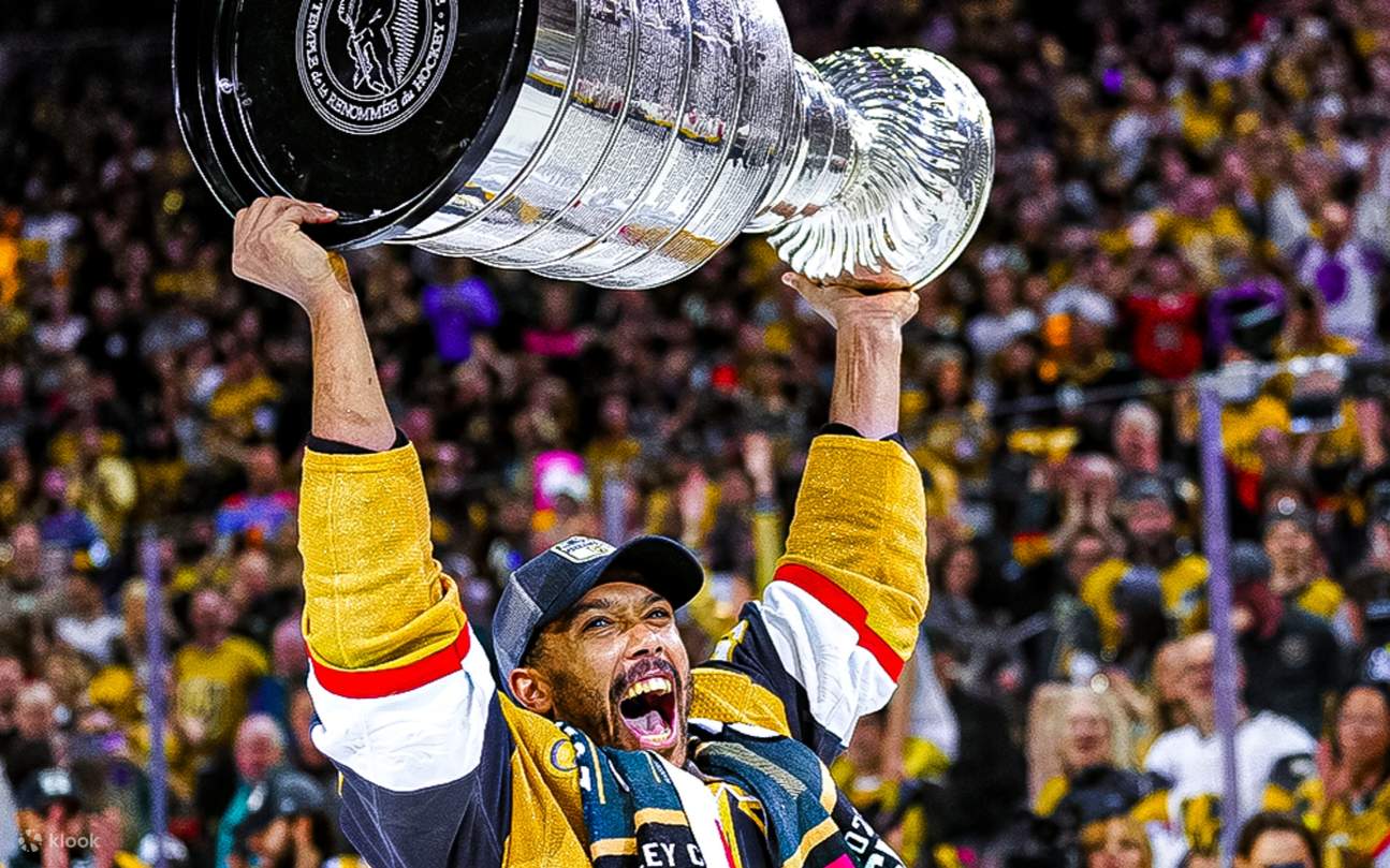 高舉史丹利盃，煙花綻放，拉斯維加斯球迷在競技場內沸騰