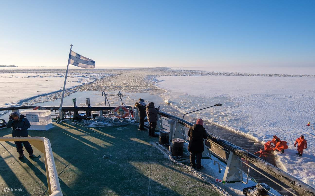 Ambil gambar-gambar yang menakjubkan pemandangan laut berais dan ufuk Artik dari dek kapal