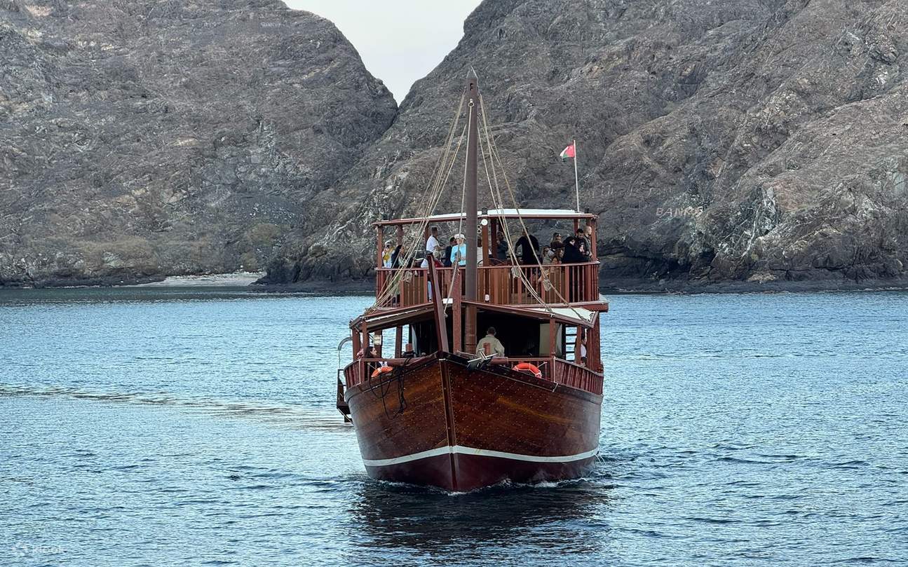 Thuyền buồm Sultana Dhow truyền thống