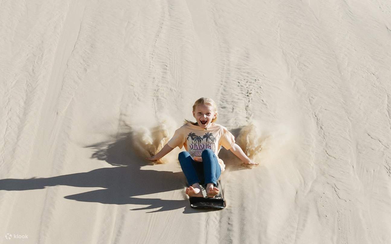 ポートスティーブンスの砂丘を滑りながら、思い出に残るアクションショットを撮影しましょう。