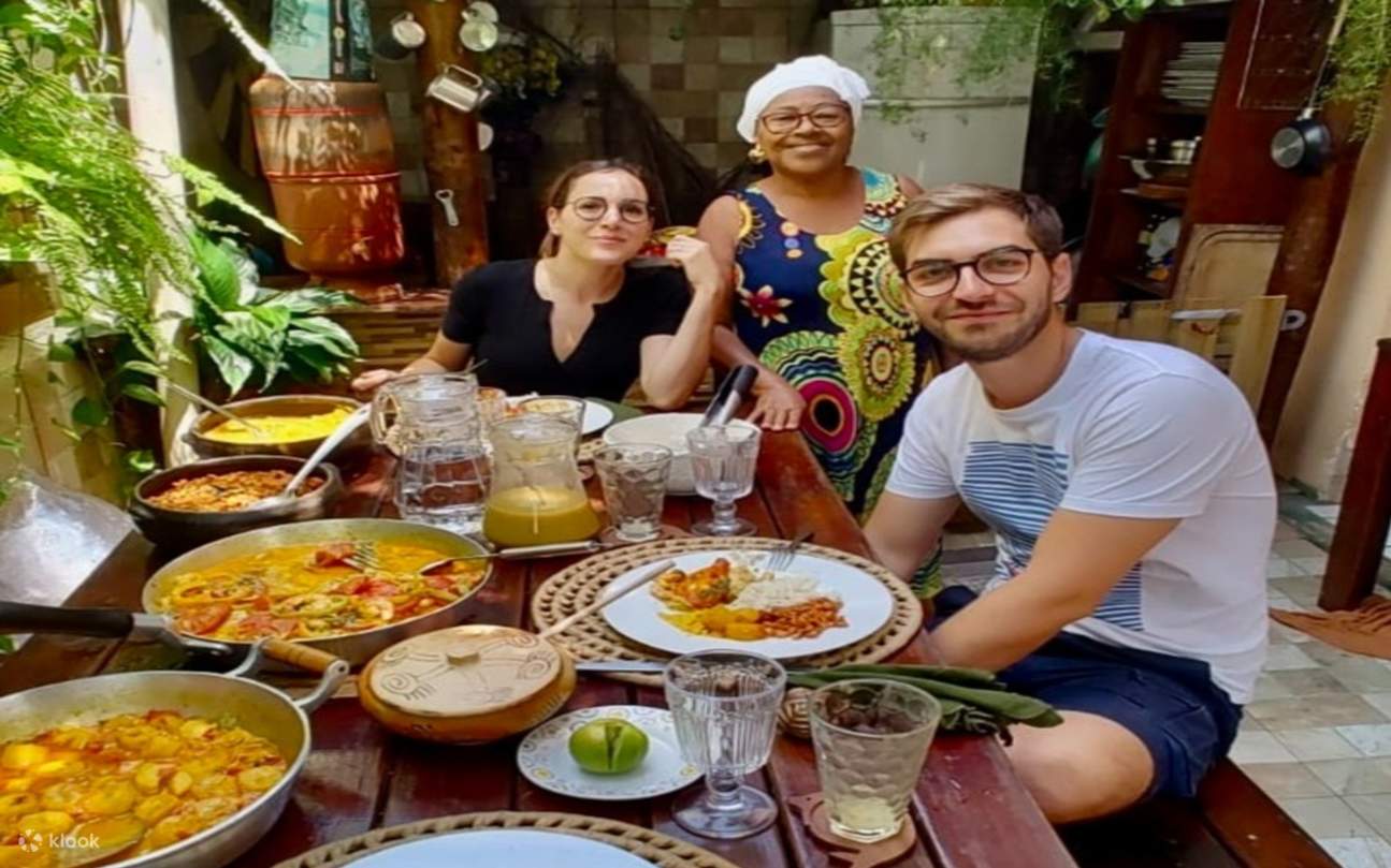 Captura el ambiente animado de la clase de cocina, lleno de risas, aprendizaje y cultura local.
