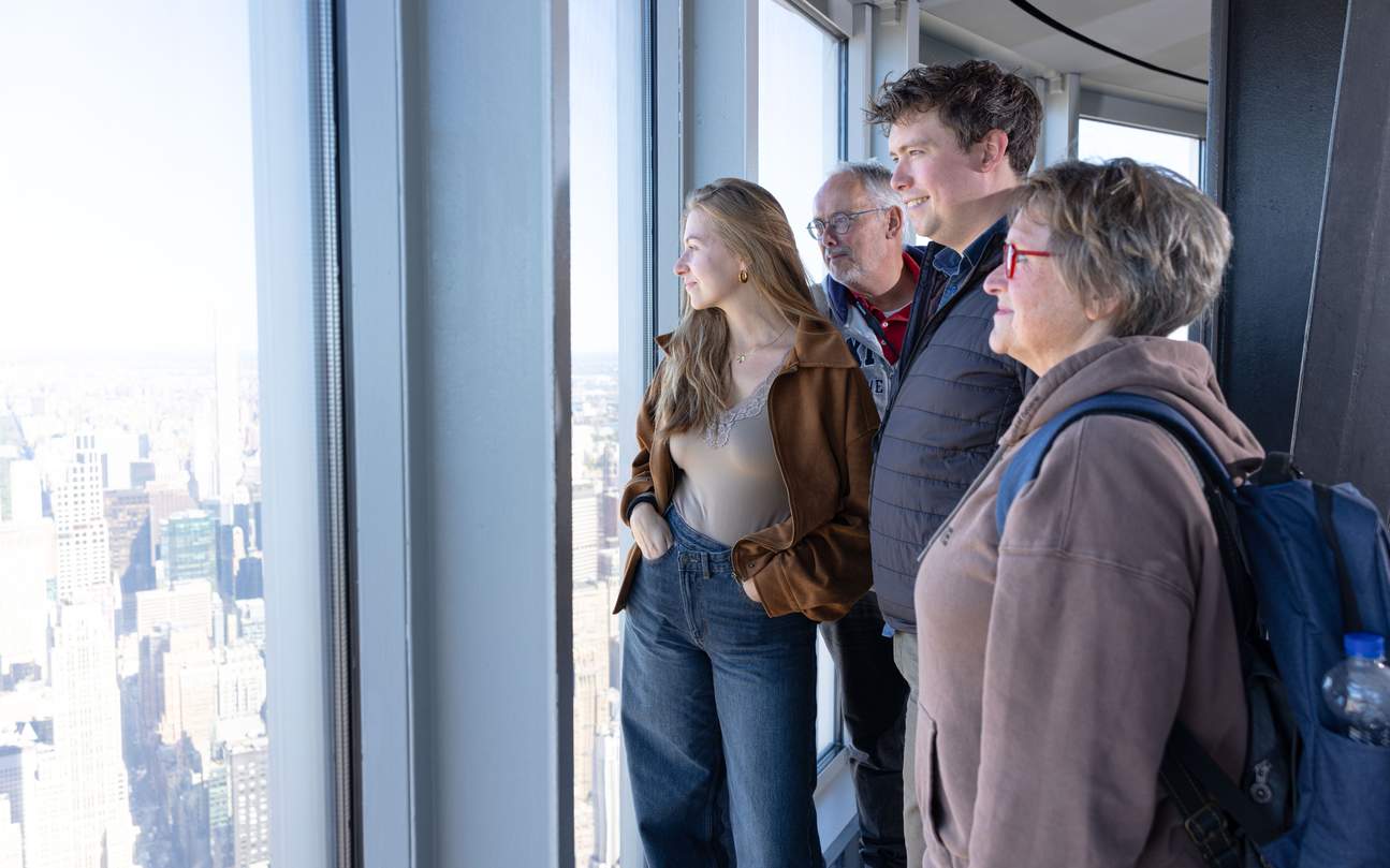 El Empire State Building brilla hermosamente contra los cielos crepusculares sobre la ciudad de Nueva York.