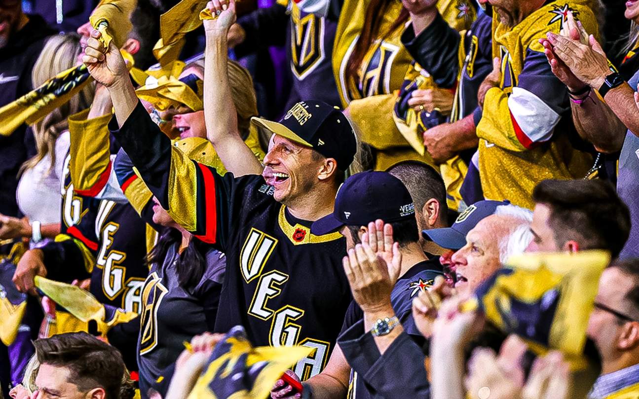 Agita gli asciugamani in alto e fai il tifo mentre i Golden Knights fanno la storia