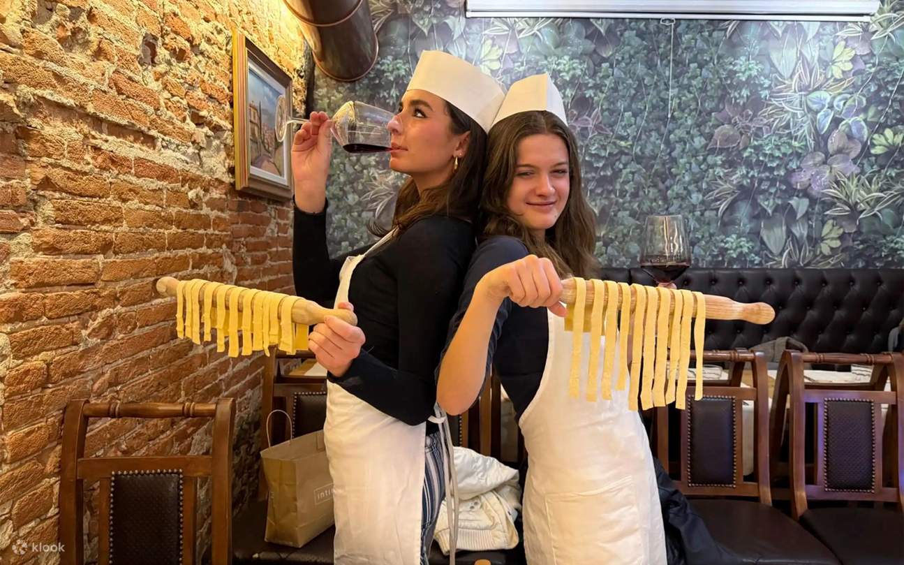 Corso di cucina di pasta con tiramisù e vino illimitato a Firenze ...