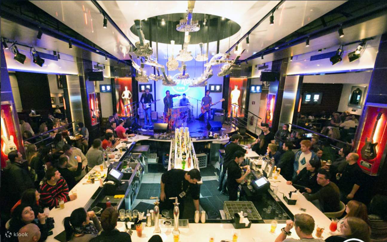 ภายในคาเฟ่ บรรยากาศคึกคักไปด้วยผู้คนที่กำลังเพลิดเพลินกับมื้ออาหารและมีชีวิตชีวา