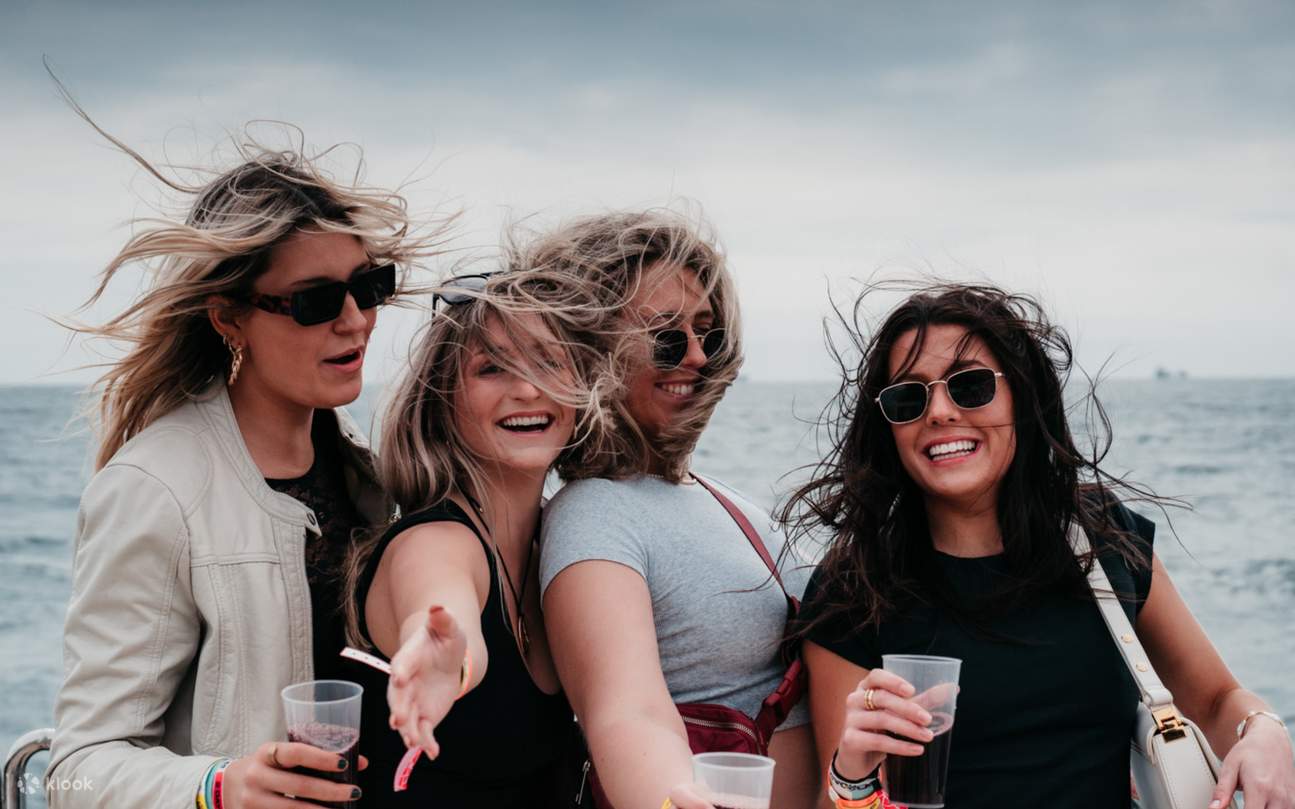 Viento en el aire, fiesta en un barco, rodeado de una brisa marina calmante y refrescante
