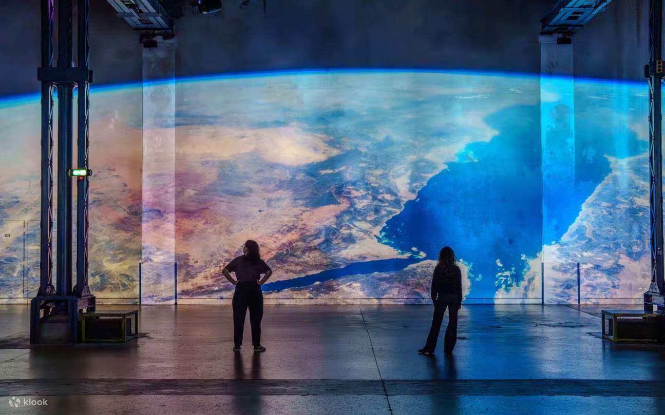 과거 주조 공장을 디지털 걸작으로 탈바꿈시킨 몰입형 예술 전시회를 만나보세요.