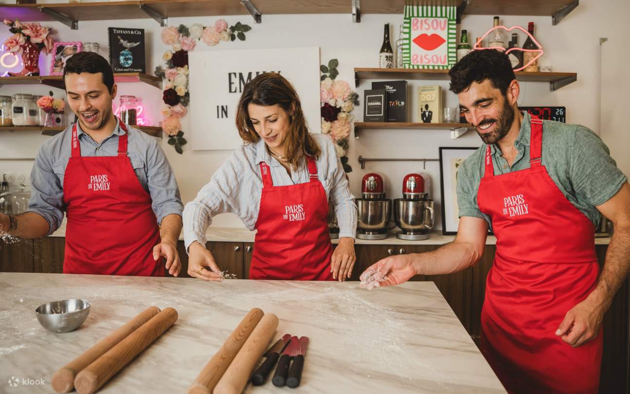 Gelak tawa memenuhi bilik apabila semua orang menguasai teknik menggulung doh, menghasilkan croissant dengan teliti dan gembira